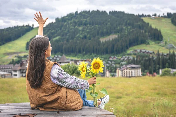 Eine Junge Frau Mit Einem Strauß Sonnenblumen Der Natur Den — Stockfoto
