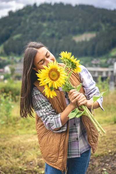 Young Woman Bouquet Sunflowers Nature Mountains Rural Area — Stockfoto