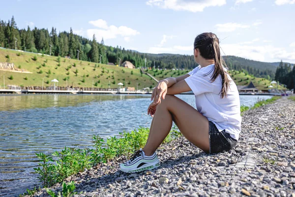 Young Woman Sits Lake Mountainous Area Summer Concept Relaxation — Stockfoto