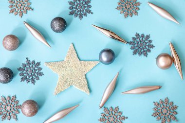 Düz yatış, Noel oyuncakları ve dekorasyon ayrıntıları mavi arka planda.