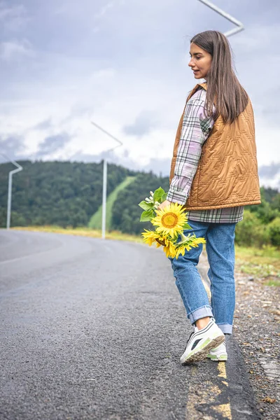 Young Woman Bouquet Sunflowers Walks Paved Road Mountains — Stockfoto