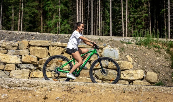 Atletik Genç Kadın Ormanın Dağlık Bir Bölgesinde Bisiklet Sürüyor Uzayı — Stok fotoğraf