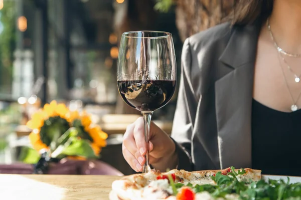 Glass Red Wine Restaurant Table Close Female Hand — Foto de Stock