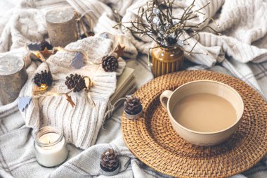 Sıcak bir sonbahar kompozisyonu, büyük bir fincan kahve ve şirin dekorasyon detaylarıyla..