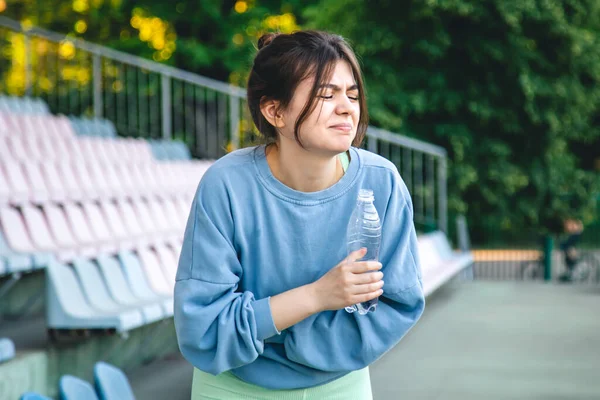 Attractive Young Female Athlete Drinks Water Workout Pain Her Side — Fotografie, imagine de stoc