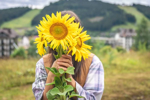 Woman Bouquet Sunflowers Nature Mountains Copy Space — Stockfoto