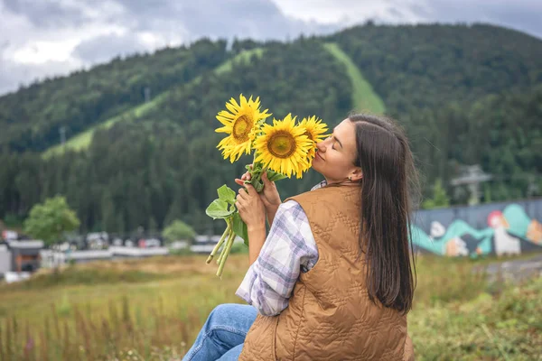 Young Woman Bouquet Sunflowers Nature Mountains Rural Area — Stockfoto