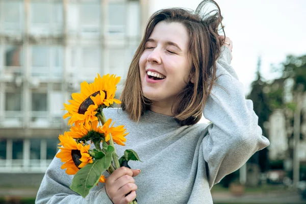 Happy Young Woman Bouquet Sunflowers City — Fotografie, imagine de stoc