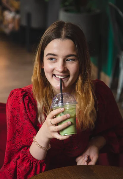 Una Mujer Joven Con Vestido Rojo Café Bebe Una Bebida — Foto de Stock