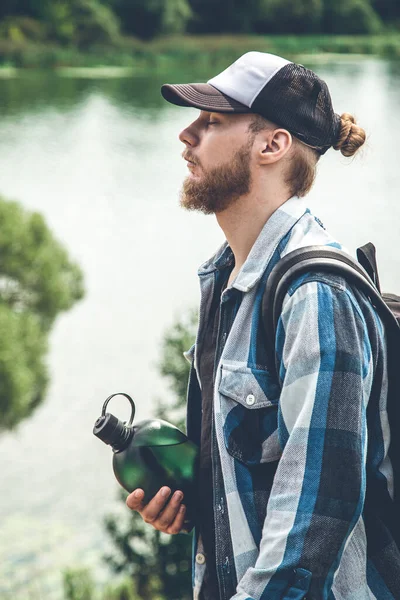 Male Traveler Backpack Bottle Water Karimat Nature Lake Concept Tourism — Stockfoto
