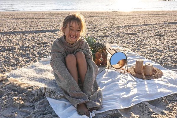 Little Girl Sandy Seashore Blanket Picnic Fruit — Foto de Stock