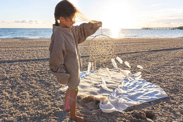Funny Little Girl Dream Catcher Seashore Sunset — Fotografia de Stock