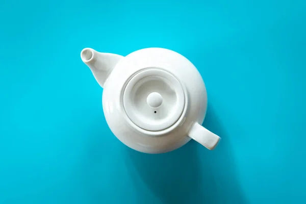 White Teapot Tea Blue Background Isolated Flat Lay Concept Minimalism — Photo