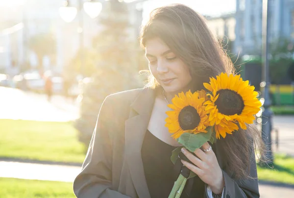 Young Woman Bouquet Sunflowers Sun Sunset City — Stockfoto