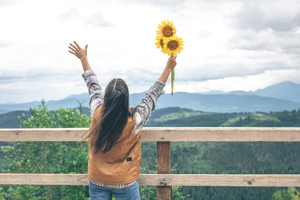 Frau Mit Einem Strauß Sonnenblumen Der Natur Den Bergen Kopieren — Stockfoto