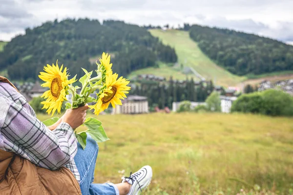 Woman Bouquet Sunflowers Nature Mountains Copy Space — Stock Photo, Image