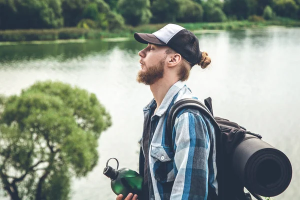 Male Traveler Backpack Bottle Water Karimat Nature Lake Concept Tourism — Stockfoto