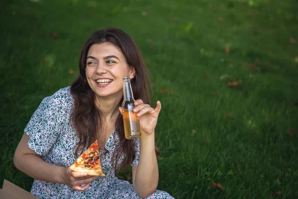 Happy Young Woman Eating Pizza Drinking Drink Bottle Picnic Copy — 스톡 사진
