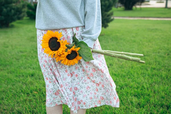 Close Bouquet Sunflowers Female Hands Blurred Background City Copy Space — Zdjęcie stockowe