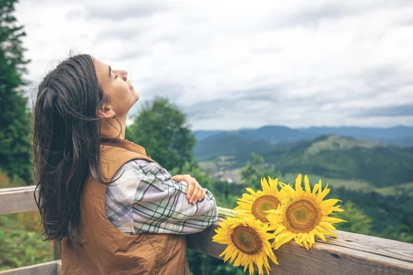 Frau Mit Einem Strauß Sonnenblumen Der Natur Den Bergen Kopieren — Stockfoto