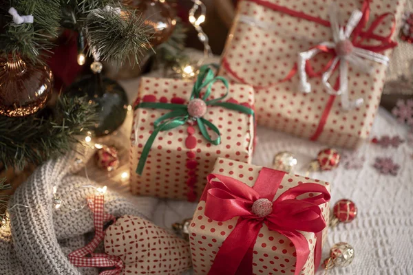 Prachtig Ingepakte Geschenkdozen Onder Kerstboom Close Wintervakantie Concept — Stockfoto