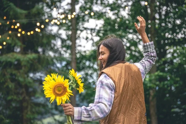 Eine Junge Frau Mit Einem Strauß Sonnenblumen Auf Verschwommenem Hintergrund — Stockfoto