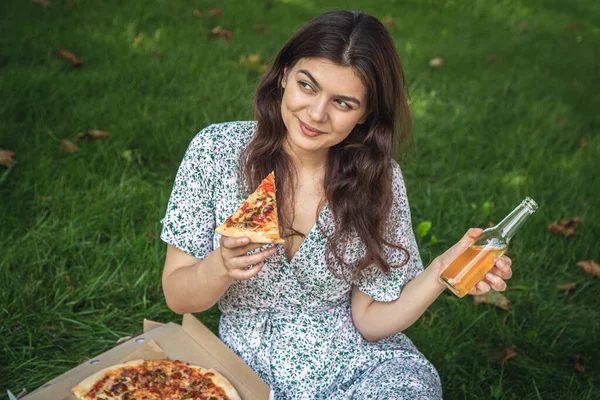 Happy Young Woman Eating Pizza Drinking Drink Bottle Picnic Copy — Foto de Stock