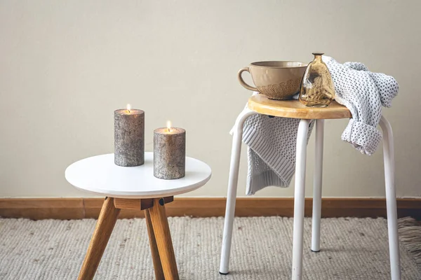 Minimalist ev, odanın içinde mumlar ve dekoratif detaylarla dolu bir hayat..