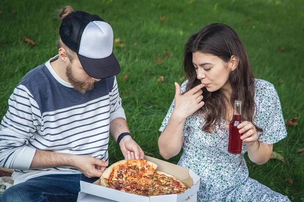 Young Man Woman Eating Pizza Together Picnic Dating Concept Nature —  Fotos de Stock
