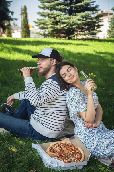 Young Man Woman Date Picnic Relaxing Nature Pizza —  Fotos de Stock