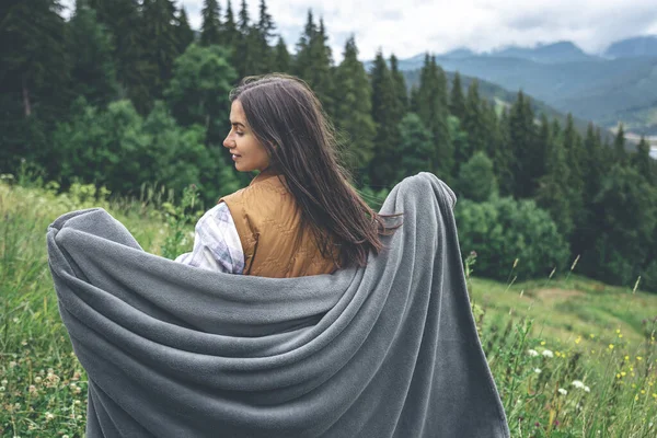 Eine Junge Frau Einem Karierten Kleid Den Bergen Auf Verschwommenem — Stockfoto