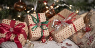 Noel ağacının altında güzelce paketlenmiş hediye kutuları, yakın plan, kış tatili konsepti..