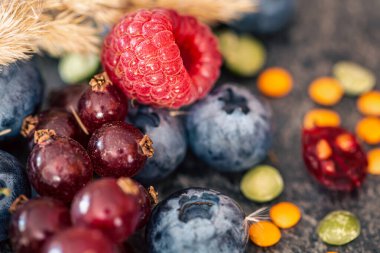 Makro dut, yabanmersini yakın plan, doğal arka plan..