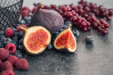 Olgun incir ve böğürtlenli kompozisyon, Şükran Günü konsepti..