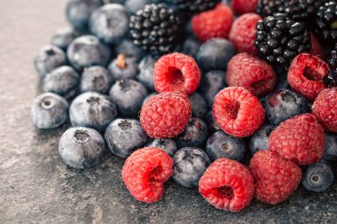 Farklı böğürtlenler, ahududular, yabanmersinleri ve böğürtlenli makro shot 'ın arka planı.
