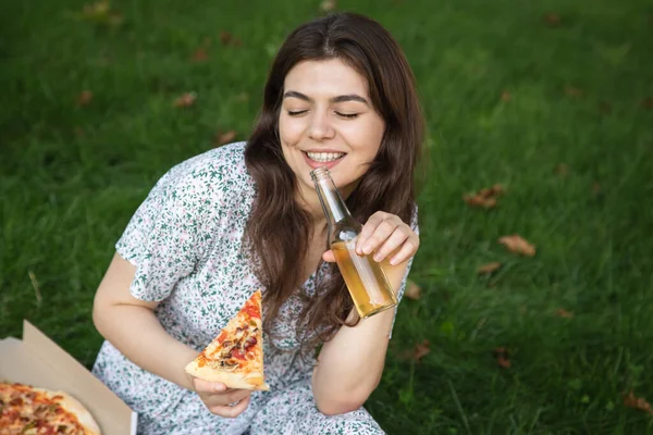 Happy Young Woman Eating Pizza Drinking Drink Bottle Picnic Copy — Stok fotoğraf