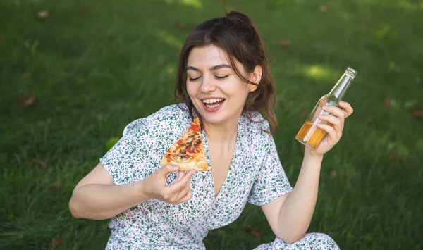 Portrait Young Woman Pizza Bottle Drink Picnic Grass — Foto de Stock