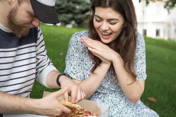 Young Man Woman Eating Pizza Together Picnic Dating Concept Nature — 스톡 사진