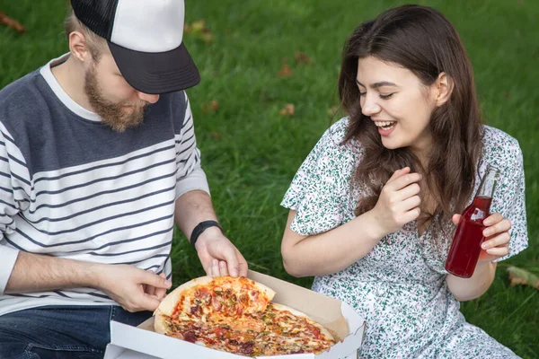 Young Man Woman Eating Pizza Together Picnic Dating Concept Nature — 스톡 사진