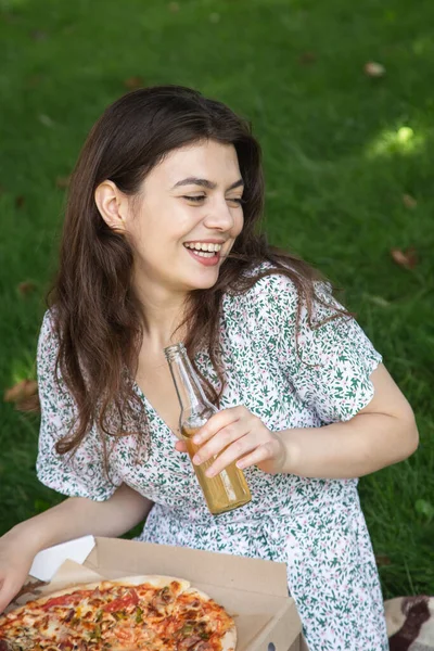 Happy Young Woman Eating Pizza Drinking Drink Bottle Picnic Copy — 스톡 사진