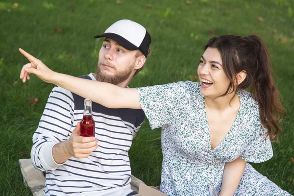 Young Man Woman Picnic Date Together Drinking Bottled Drinks —  Fotos de Stock
