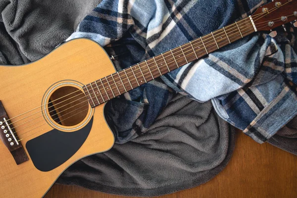 Acoustic Guitar Plaids Wooden Background Top View — Fotografia de Stock