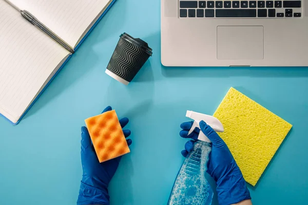 Uma Mão Uma Luva Borracha Limpa Local Trabalho Com Laptop — Fotografia de Stock