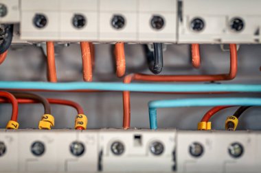 Devre kesiciler kadar kapatın ve Denetim Masası'ndaki tel.