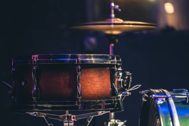 Siyah arka planda davul seti parçası, perküsyon aleti, trampet ve yüksek şapka..