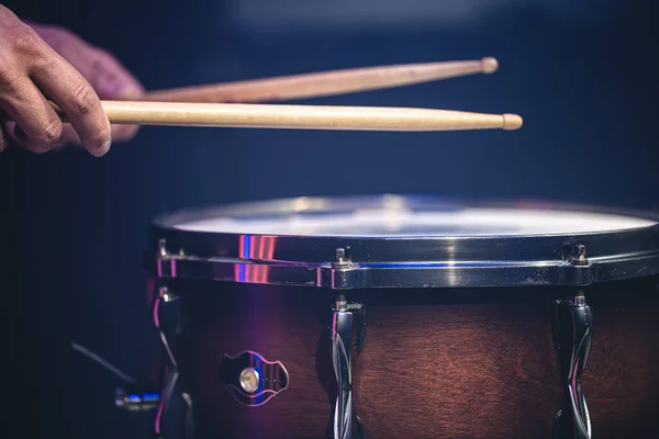 Baterista Tocando Bastões Tambor Tambor Snare Fundo Preto Fechar — Fotografia de Stock