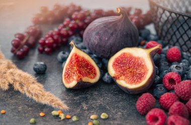 Olgun incir ve böğürtlenli kompozisyon, Şükran Günü konsepti..