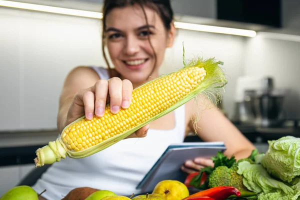 Una Joven Cocina Con Cuaderno Verduras Concepto Cocina Dieta Salud — Foto de Stock