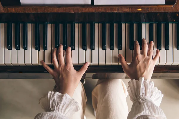 Женские Руки Играют Старом Деревянном Пианино Крупным Планом Вид Сверху — стоковое фото