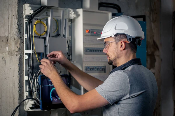 Man Een Elektricien Die Werkt Een Schakelbord Met Zekeringen Installatie — Stockfoto